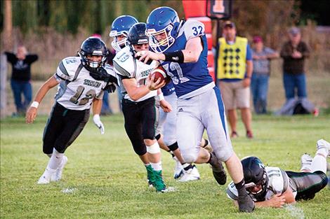 Bulldogs’ running back Gus Bosley slips a tackle.