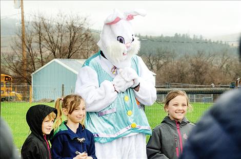 Hundreds attend St. Ignatius egg hunt despite rain