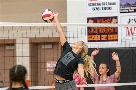  Ronan Maiden Kiana King practices her net skills. 