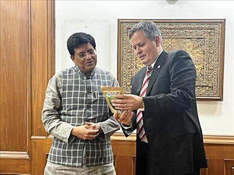Senator Daines shares MontanaLentil Crunchers with Minister of Commerce and Industry Piyush Goyal.