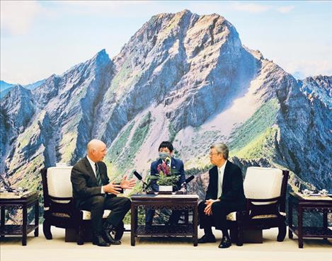 Gov. Gianforte discusses bioscience industry with executive Yuan Premier Chen.