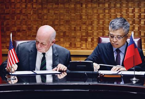 Gov. Gianforte and Dr. Mon-Chi Lio of Taiwan sign a memorandum of understanding between Montana and Taiwan education leaders.