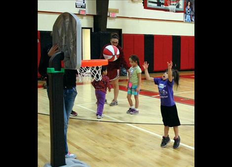 Itty Bitty Basketball players learn fundamentals, teamwork at early age.