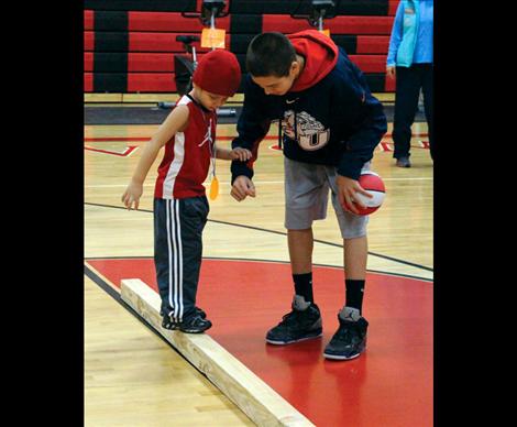 Itty Bitty Basketball players learn fundamentals, teamwork at early age.