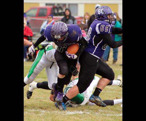 VIking Maverick Nelson blocks for Tyler Delaney.