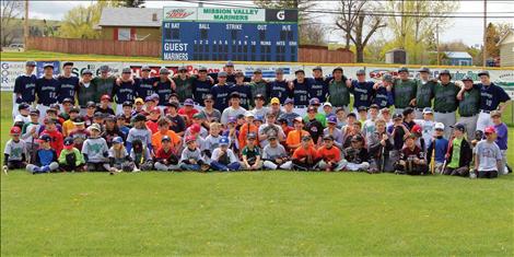 Mission Valley Mariners and camp participants pose for a group photo.