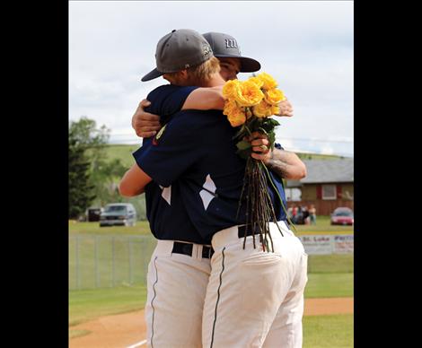 Mariner Kellen Hoyt gets a hug from a teammate.