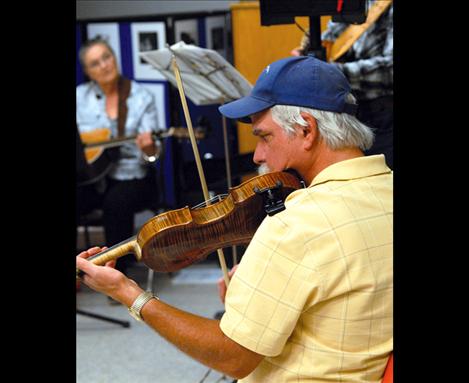 Fred Smith plays the fiddle as Ellen Achenbaugh strums her guitar at Live History Days.