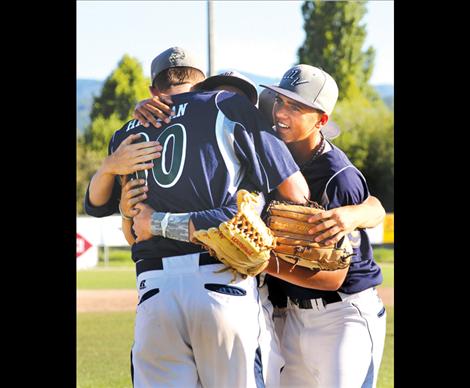 Mariners celebrate the win.