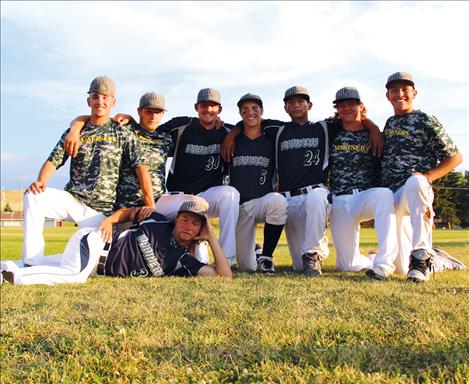 Mariner seniors pose for photo.