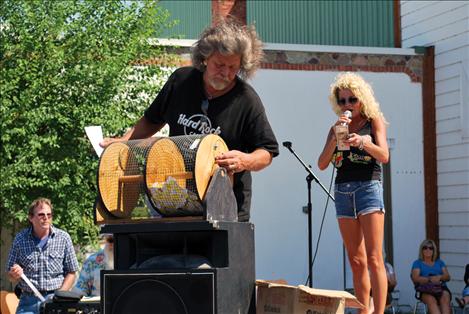 Dennis and Nila Anderson of Anderson Broadcasting, organizers of this year's car show, draw a raffle winner.