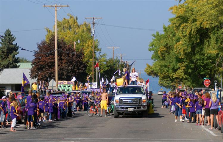 Linderman students, a sea of purple, line the streets as the 2012 Homecoming Parade heads past.