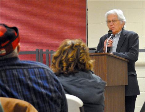 Regional BIA Director Stanley Speaks addresses irrigators.