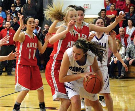 carrie pichler/valley journal Lady Viking Skyler Frame works around Scarlet defense.