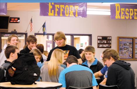 Upperclassmen, freshmen and sophomores gather in the PHS lobby during CORE/Flex time. 