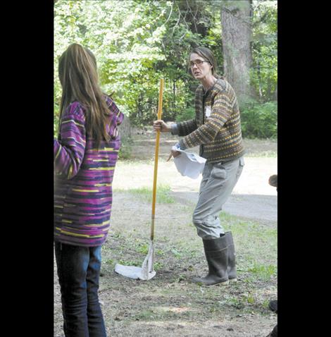 Flathead Laker Constanza van der Pahlen shows how to use a D-net