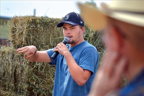 Auctioneer Travis Jeppesen keeps the prices up as he brings in $150 for 10 square bales donated from the Symington’s ranch.