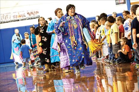 Elementary students attend powwow.