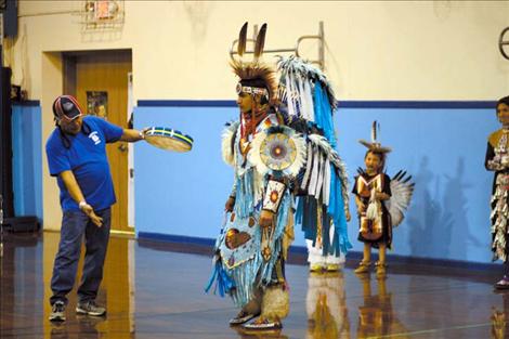 Ben Corral teaches the audience about the origins, history and tradition of Al Plant’s fancy dancer regalia. 