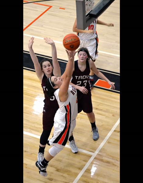 Lee Camel shoots for two in the Maidens’ 44-38 win over Troy.