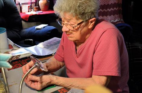 She never keeps her work. Doris Snyder beads for others.