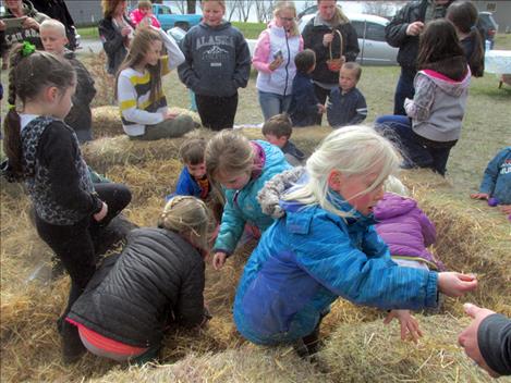 Children at Dayton-Proctor Park search for "money in the straw."