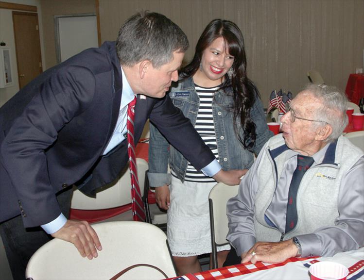 Senator Daines visits with luncheon attendees.