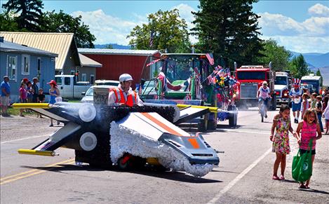 Stuart Morton of Stuart’s Napa created a Star Wars X-Wing Starfighter float that sprays water from the torpedo launchers.
