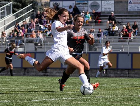 Hannah Kasnitz takes control of the ball.