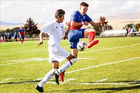 Andrew Hanson moves the ball down the field.