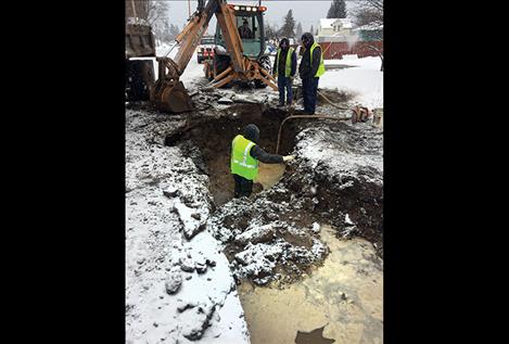 City workers fix a water main break Thursday.