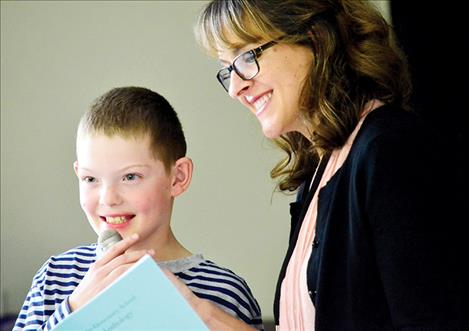 Rachel Mindell reads with a student.