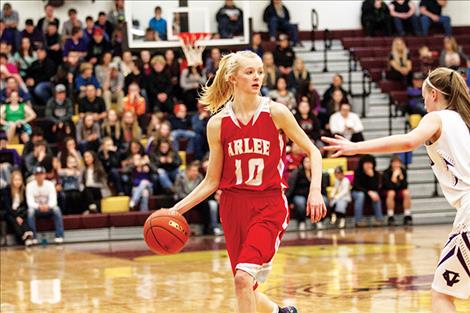 Scarlet Carly Hergett looks for an open teammate.