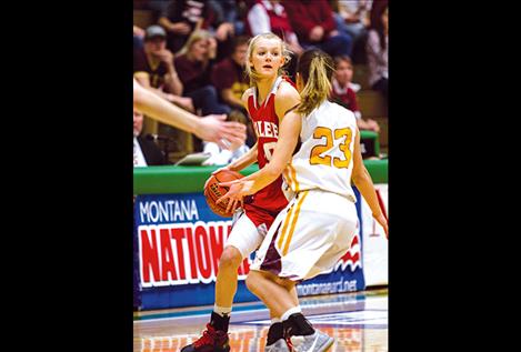 Scarlets’ Carly Hergett looks to pass the ball to an open teammate