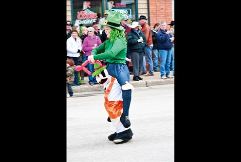 A balloon artist gets a ride.