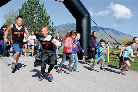 Participants from the 2015 Bison Stampede race to help Dixon School District.