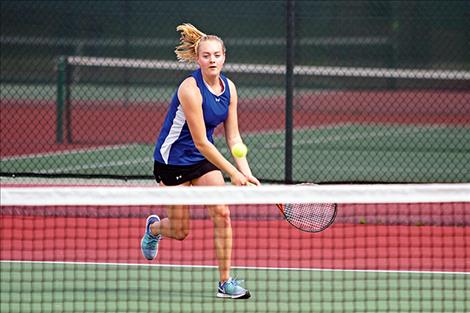  Mission’s Elsa Kylen runs down a volley.