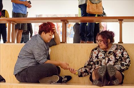 Lee Atwin and  Nina Leone Hernandez  find a spot to chat in  the museum before  presenting their  photos to an  audience.