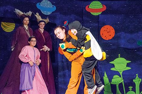 bbey Arlint played Gulliver 2 in the MCT play, and she needed to act “disgusted” when her real life sister, Iris Arlint, gives her a hug on stage while acting as the wasp. In the background, Sierra Esslinger rules as the king and Arleta Long is the ruling queen. Gracie Dumontier played the princess wearing the pink dress.