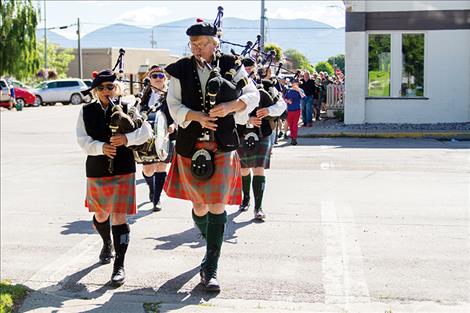The Great Scots  lead the procession of rock-skippers down to  Riverside Park.