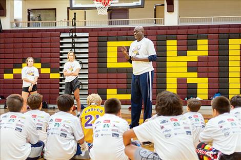 NBA and LA Laker legend Michael Cooper instructs a group of future prep stars in the game’s fundamentals. 