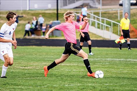 Pirate Bridger Wenzel races past a Bigfork defender. 