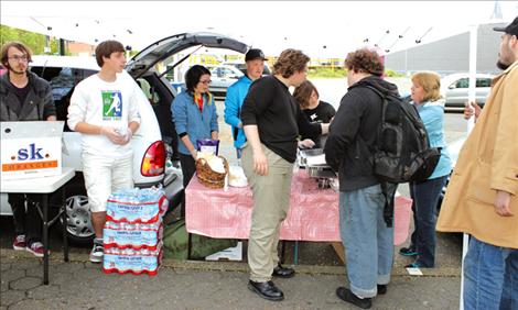 Mission Valley Christian Academy students Richie Thomas, Josh Lake, Anne Mae Macy, Ryan Windauer and Jemimah Murphy hand out foot to homeless teens in Portland.