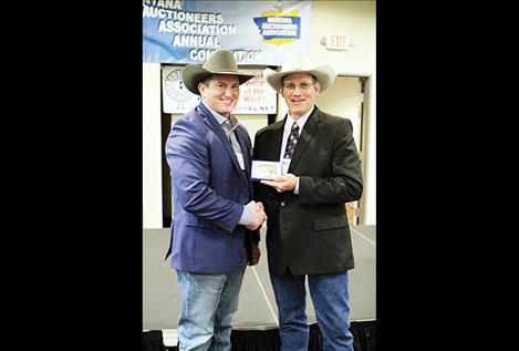 Steven Goedert accepts his championship buckle from MAA President Kevin Hill.