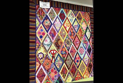 a final second place was given to Lynette Rundell for her "Bordered Diamonds" quilt which was  quilted by Marcy Watson.