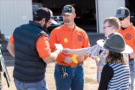 Event organizer Cassey Kinnamon delivers thank you notes to area first responders. 