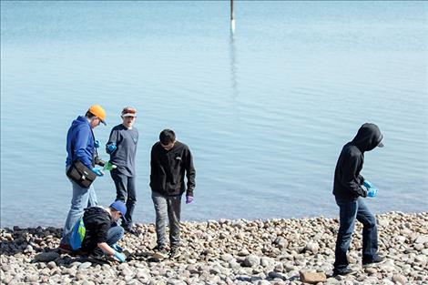 Students look for AIS among the rocks. 