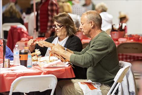 Acouple enjoys a night of crustaceans and conversation.