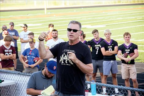 Former NFL Oakland Raider and current sports commentator Howie Long speaks to participants about the lifelong benefits of playing football.