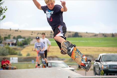 Skaters share their skills.